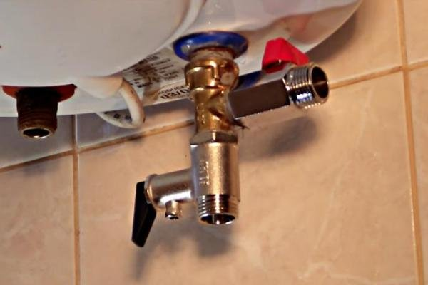 Почему капает вода из предохранительного клапана водонагревателя